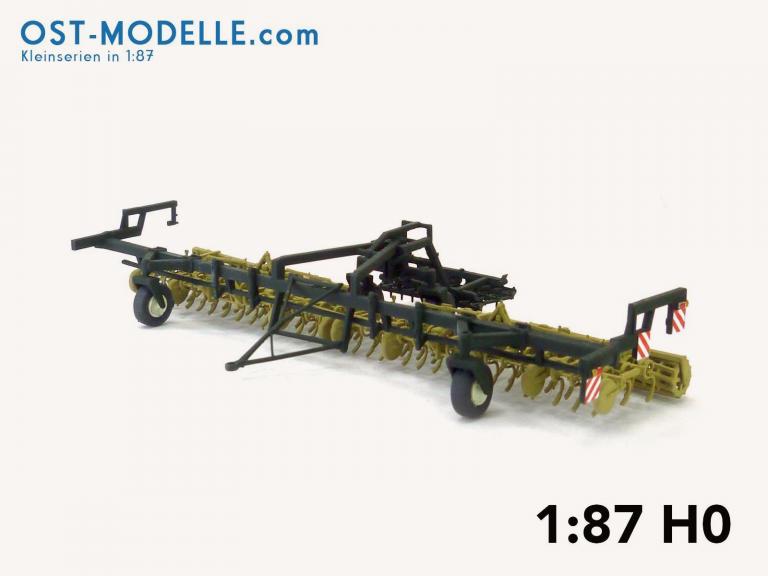 Koppelwagen T890 A01 Bodenbearbeitung 2 Feingrubber B231 mit Stabkrümmlern Arbeitsstellung siena